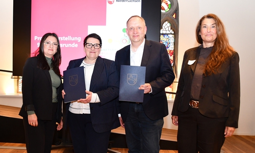 Saha Onal-Elmas, Stabsstellenleiterin Wirtschaftsförderung der Stadt Peine (v.l.) nahm von Melanie Walter, Niedersächsische Ministerin für Europa und Regionale Landesentwicklung, zusammen mit Peines Bürgermeister Klaus Saemann, Aufsichtsratsvorsitzender der Peine Marketing GmbH, und Anja Barlen-Herbig, Geschäftsführerin Peine Marketing, die Förderbescheide für das Programm Zukunftsräume Niedersachsen für die Stadt Peine entgegen.