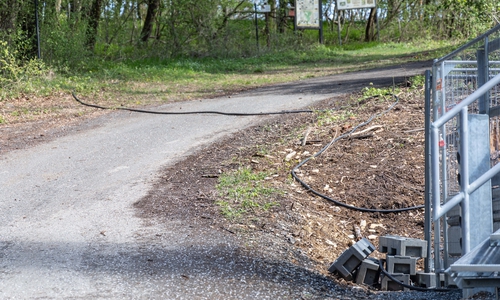 Das Kabel verlief quer über den Weg.