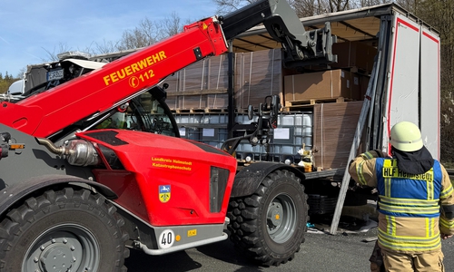Die Feuerwehr entlud den defekten Lkw auf der Autobahn unter anderem mit einem Teleskop-Lader.