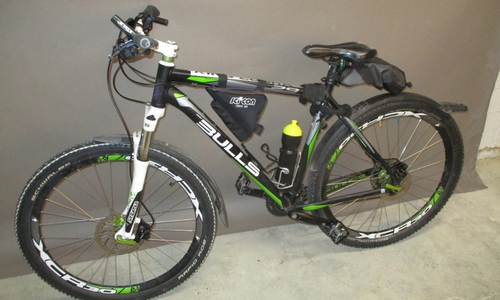 Ein schwarz-grünes Mountainbike von BULLS.