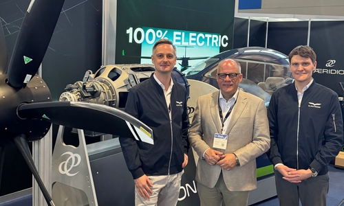  Auf der AERO in Friedrichshafen haben Michael Schwarz (Mitte), Geschäftsführer des Flughafens Braunschweig-Wolfsburg, sowie Dr. Stefan Breuning (links) und Marius Wedemeyer (rechts)  von der ALBATROSS-Geschäftsführung die Zusammenarbeit vereinbart. 