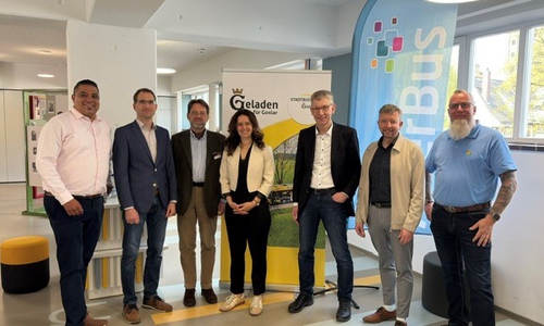 Am 24. April erfolgte ein erstes persönliches Treffen mit ihren zukünftigen Arbeitgebern: (v.l.n.r. Kurt Joshua (südafrikanischer Partner FrontSeat), Ingo Langhof (Betriebsleiter Üstra Reisen), Kai Henning Schmidt (GF SVHI & RVHI), Anne Sagner (GF Stadtbus Goslar), Carsten Gierga (GF FrontSeat), Henning Rohde (GF AllerBus / VWE & VVG), Jens Mehmecke (GF Fahrschule Treffpunkt)).