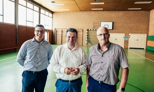 Freuen sich über die Fördermittelzusage für die Sporthalle in Rethen: (v.l.) Tobias Bäustmann, Hubertus Heil und Frank Engeler.