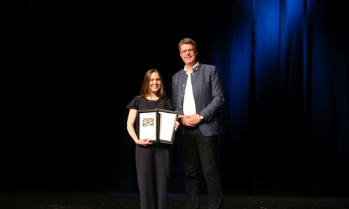 Rollkunstläuferin Junia Martel vom Verein Freude an Bewegung und Laudator Dr. Frank Bühren (Ratsmitglied).