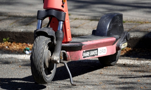 Ein E-Scooter-Fahrer kam bei einem Unfall ums Leben.