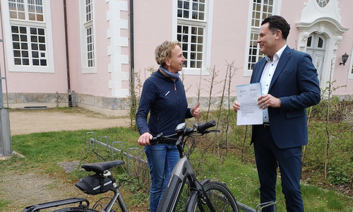 Bürgermeister Matthias Nerlich und Fachbereichsleiterin Tiefbau Astrid Behrens an den alten Fahrradständer, die durch eine neue Anlage ersetzt werden sollen.