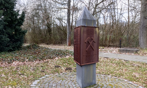Soll sie hier bleiben oder umziehen? Die Stele erinnert an das Grubenunglück von 1960.