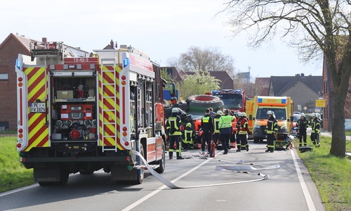 Bei einem schweren Unfall ist ein Traktor auf der L472 umgekippt.