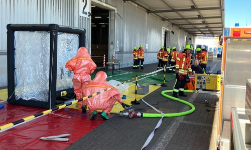 Die Einsatzkräfte mussten mit umfangreicher Schutzausrüstung arbeiten.