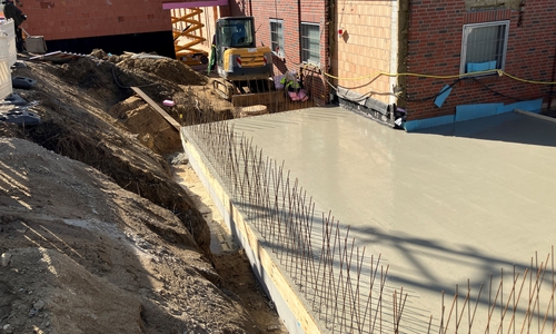 Die Bodenplatte für die neuen Personalräume ist gegossen. 