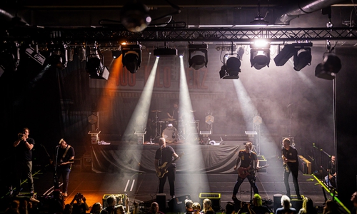 100 Kilo Herz brachte den Westand zum Beben.