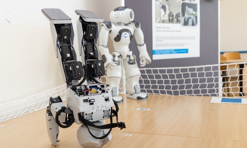 Beim Campustag der Ostfalia gibt es jede Menge Technik und Experimente zu bestaunen, zum Beispiel Roboter, die auf Sprachbefehl Handstand machen.