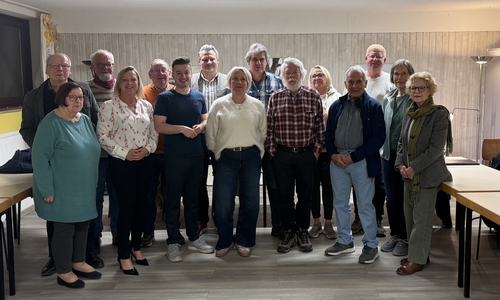 Die Mitglieder des SPD-Ortsvereins West Elm 1867 bei einer Versammlung.