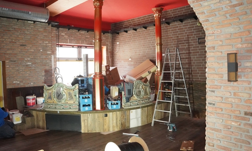 In dieser Ecke werden Live-Bands auf der Bühne stehen. Auch Karaoke-Veranstaltungen sind geplant.