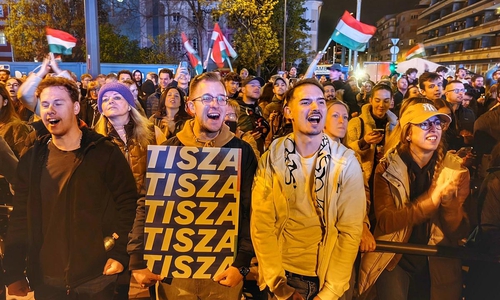 Tisza-Anhänger feiern auf der Wahlparty am 12.04.2026