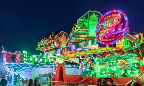 Das Fahrgeschäft Fireball gehört zu den Highlights auf dem Lebenstedter Rummelplatz.