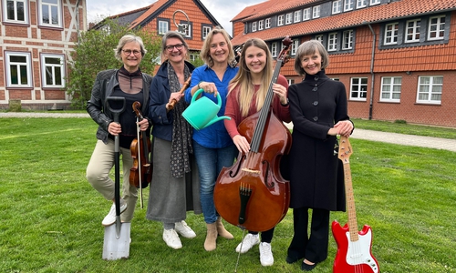 Freuen sich auf viele Gäste (von links): Sabine Petter, Leiterin der Musikschule, und die Dozentinnen Annette Boenkendorf, Britta Rex, Alina Ludwig und Natalia Gamper.