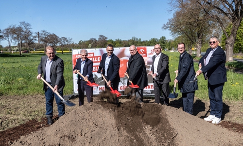 Gerd Baresch, Geschäftsführer Technik der Salzgitter Flachstahl GmbH, Salzgitters Oberbürgermeister Frank Klingebiel, Dennis Kulbach, Chief Operating Officer der ORLEN Deutschland GmbH, und Christian Heinrich, Prokurist der Salzgitter AG und Geschäftsführer der Glückauf Immobilien GmbH (v.li.).