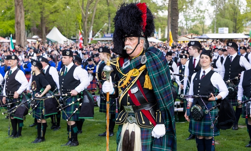 Einer der Höhepunkte beim Highland Gathering in Peine ist der gemeinsame Auftritt aller Pipe Bands im Stadtpark.