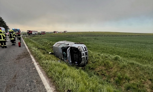 Die Landesstraße war voll gesperrt.