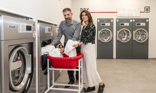 Das Ehepaar Menekse und Cetim Micrak eröffnet in Lebenstedt einen Waschsalon mit großen und modernen Maschinen.