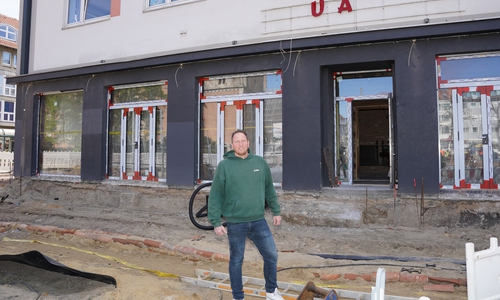 Baustelle vor und hinter der Tür: Jens Kluck arbeitet an der Eröffnung des Restaurants 