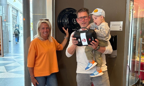 In der Kaiserpassage wurde ein weiterer Defibrillator direkt im Restaurant „Tim ́s 5 Tageszeiten“ installiert. Der Geschäftsführer Alexander Scharf, hier mit Sohn Leo, sowie Marion Kruse, Fachschwester Anästhesie und Intensivmedizin der Asklepios Kliniken Harz, freuen sich, dass das Gerät auch gleich in das Defibrillatoren-Kataster aufgenommen werden kann.