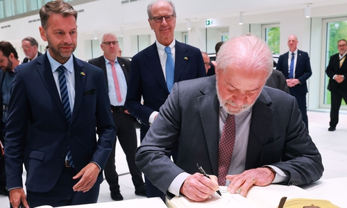 Der brasilianische Präsident trägt sich in das Goldene Buch der Stadt Wolfsburg ein.