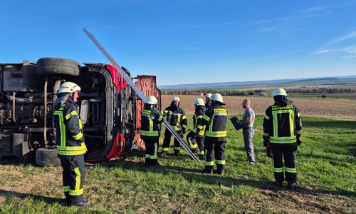Die Einsatzkräfte sicherten die Stelle rund um den umgekippten Lkw bei Wobeck.