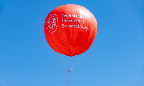 Fesselballon mit Sensoren zur vertikalen Erfassung der Luftqualität. 