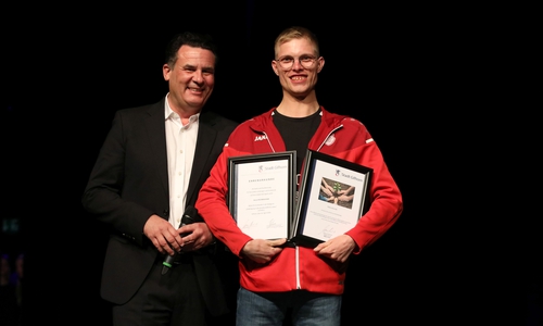 Laudator Matthias Nerlich (li.) und Phil Mittelstädt vom VfR Wilsche-Neubokel.