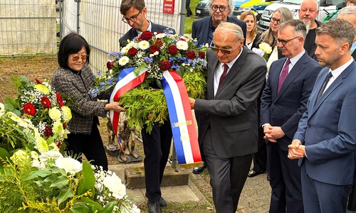 Oberbürgermeister Dennis Weilmann (rechts) bei der Kranzniederlegung am Gedenkort Laagberg. 