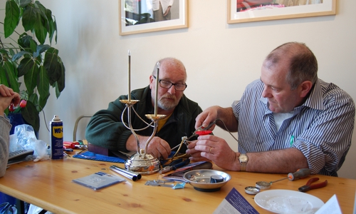 Reparaturspezialisten helfen dabei, alle möglichen Dinge zu reparieren.