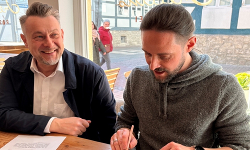 Bürgermeister Ivica Lukanic (li.) und Adrian Hermet freuen sich über die neue Kooperation.