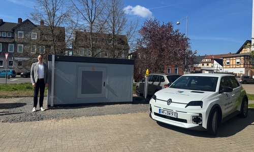 Ingo Schultz, technischer Geschäftsführer der Stadtwerke Wolfenbüttel, an der neuen Ortsnetzstation in der Halchterschen Straße.