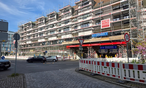Zum Abbau des Gerüsts muss die Ein- und Ausfahrt in die Tiefgarage voll gesperrt werden.