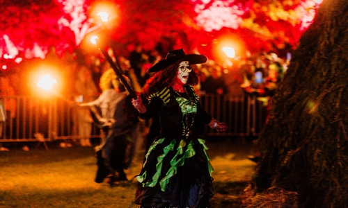 Hexen entzünden das Feuer bei der Walpurgisnacht in Hahnenklee.
