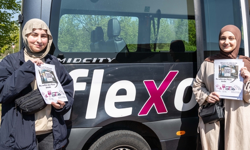 Mit Flyern wollen Ece Hickorkmaz (li.) und Esila Isbilir auf ihre Petition aufmerksam machen.