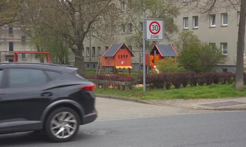 Die Stadt möchte vor einigen Spielplätzen nun 30er-Zonen einrichten.