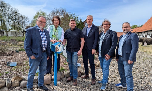  Freuen sich über den Neuzugang im Eiszeitgarten (von links): Vom Förderkreis Siegfried Pelzer, Inge Pelzer (mit der Zwitscherkiste) und Marcus Porschke, für die Stadt Dezernent für Wirtschaft, Kultur und Digitales Jan Erik Bohling, Fachdienstleiter Kultur Hartmut Schölch und Museumsleiter Arne Homann.