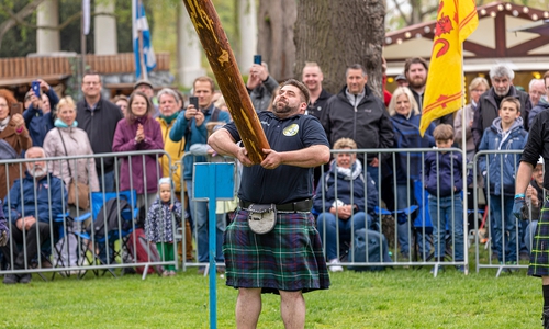 Der Baumstammwurf ist eine von mehreren Disziplinen bei den Highland Games in Peine. 