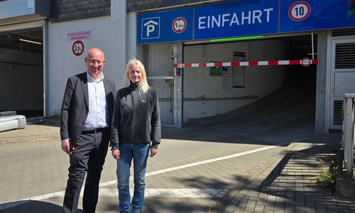 Detlev Quidde und Daniela Langner von den Stadtbetrieben gaben vor der Einfahrt des Parkhauses Schulwall im Löwentor Auskunft zu dem neuen Parksystem.