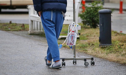 Patient mit Infusionsständer (Archiv)