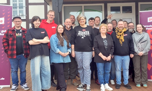 Gruppenfoto von der Aufstellungsversammlung. Bürgermeisterkandidatin Sandra Zecchino in der Mitte.
