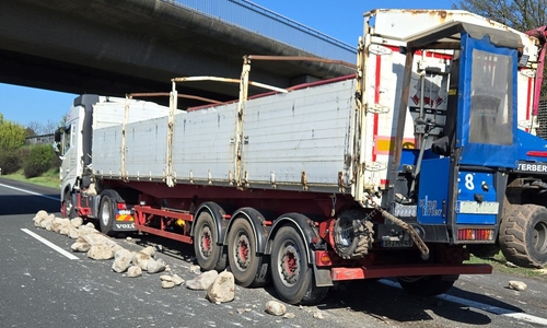 Der Lkw hat Teile der Ladung verloren.