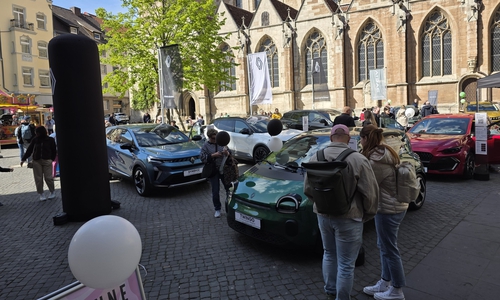 Am Dom informierten lokale Autohäuser über ihre Angebote.