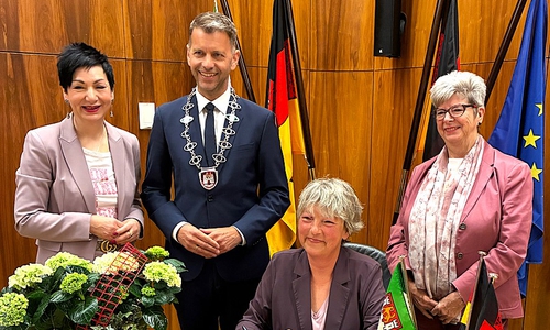 Landtagspräsidentin Hanna Naber trägt sich im Beisein von Oberbürgermeister Dennis Weilmann sowie den Bürgermeisterinnen Immacolata Glosemeyer (links) und Angelika Jahns (rechts) ins Goldene Buch der Stadt ein.