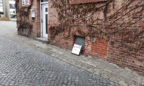 Der Briefkasten am Boden, das Parteilogo (links neben der Tür) verbogen: Die Linke beklagt Vandalismus in Gifhorn.