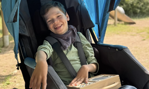 Mika würde ein vierbeiniger Freund im Alltag sehr helfen.