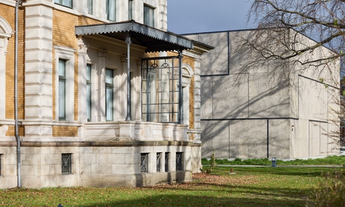 Das Direktorhaus 2026, im Hintergrund das Magazingebäude der HAB.